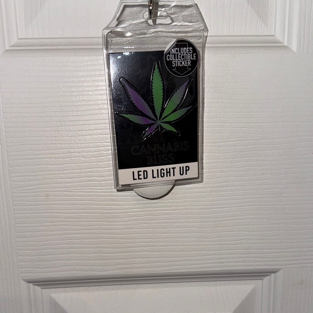 Bioworld Green Leaf LED Lanyard, NEW, light up, multi settings - Picture 4 of 6